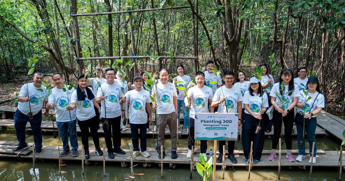 Wujud Nyata Green Digital Path, ZTE Tanam 300 Bibit Mangrove di PIK