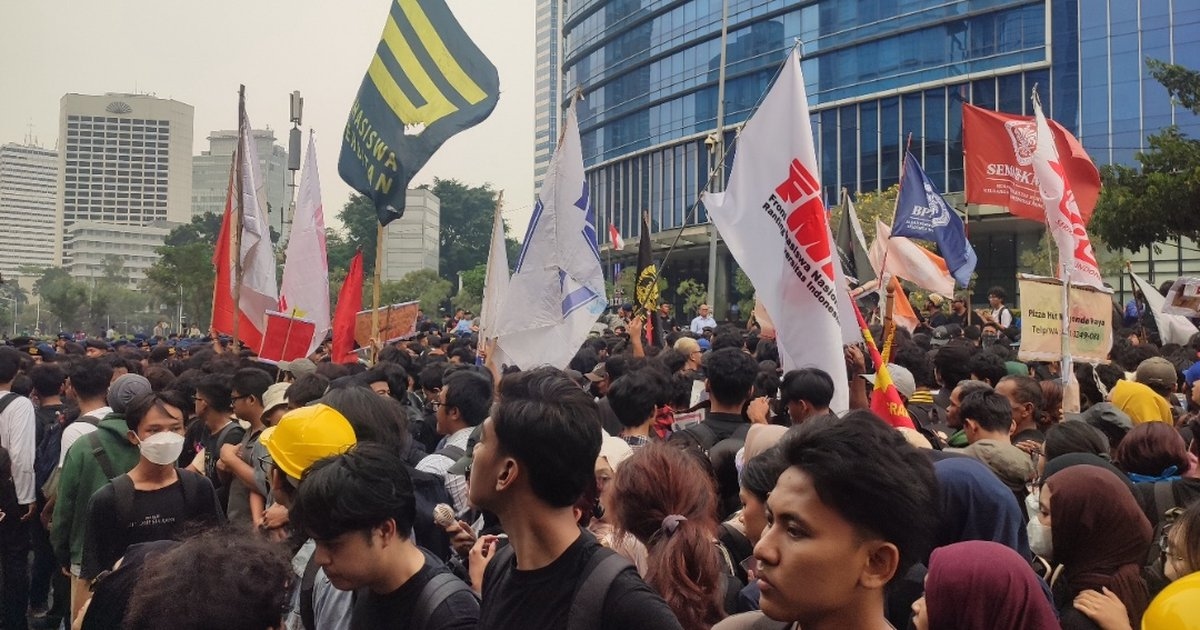 Demo 28 Agustus Pecah, Mahasiswa Saling Dorong dengan Polisi di Depan Gedung UOB