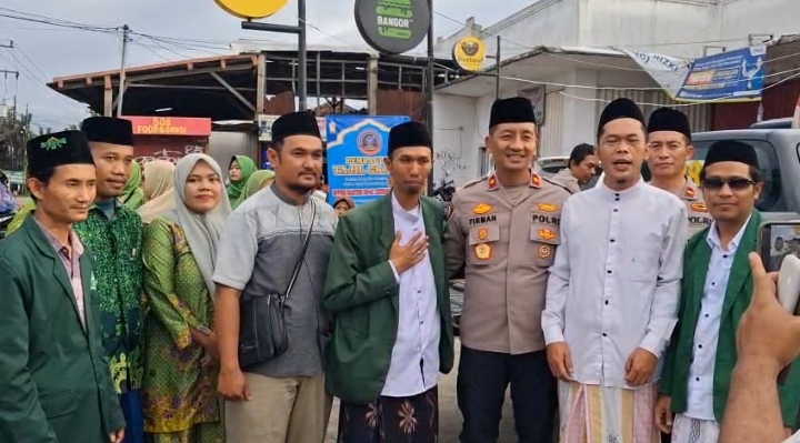 Tingkatkan Kepedulian dan Empati, MWC NU Ciseeng Berbagi Takjil untuk Warga