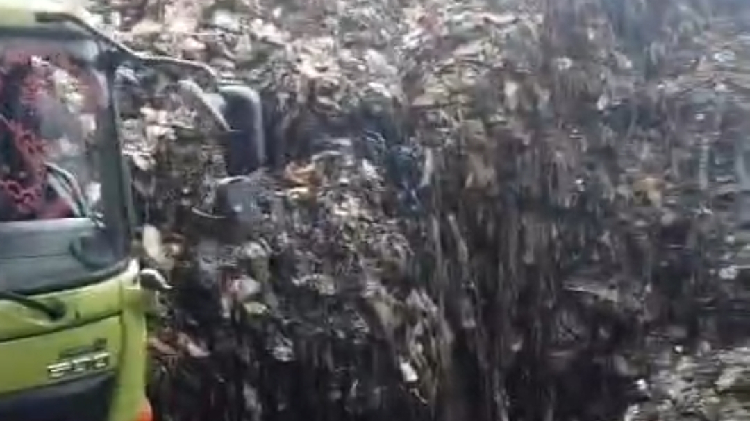 TPST Bantargebang Longsor, Petugas Dinas LH Jakarta Tertimbun Sampah