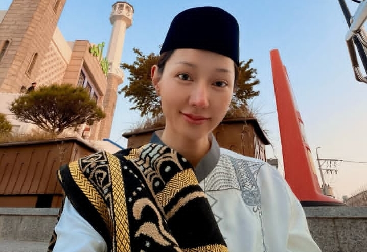 Tanggalkan Identitas Panggung, Lucinta Luna Salat Id di Barisan Pria: Izinkan Aku Beribadah dengan Wujud Asli