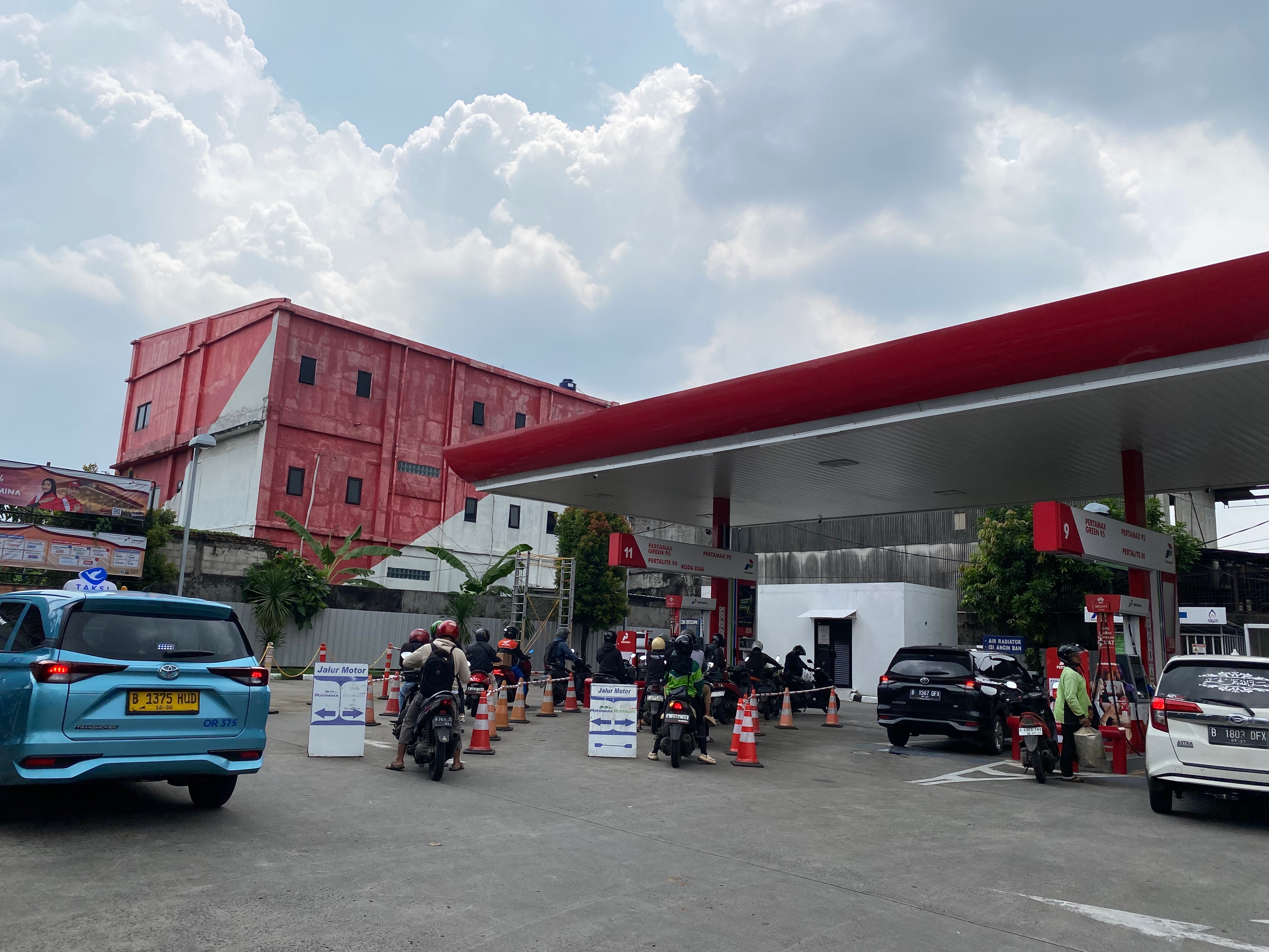 Isu Harga BBM Naik 1 April, SPBU Lenteng Agung Mulai Dipadati