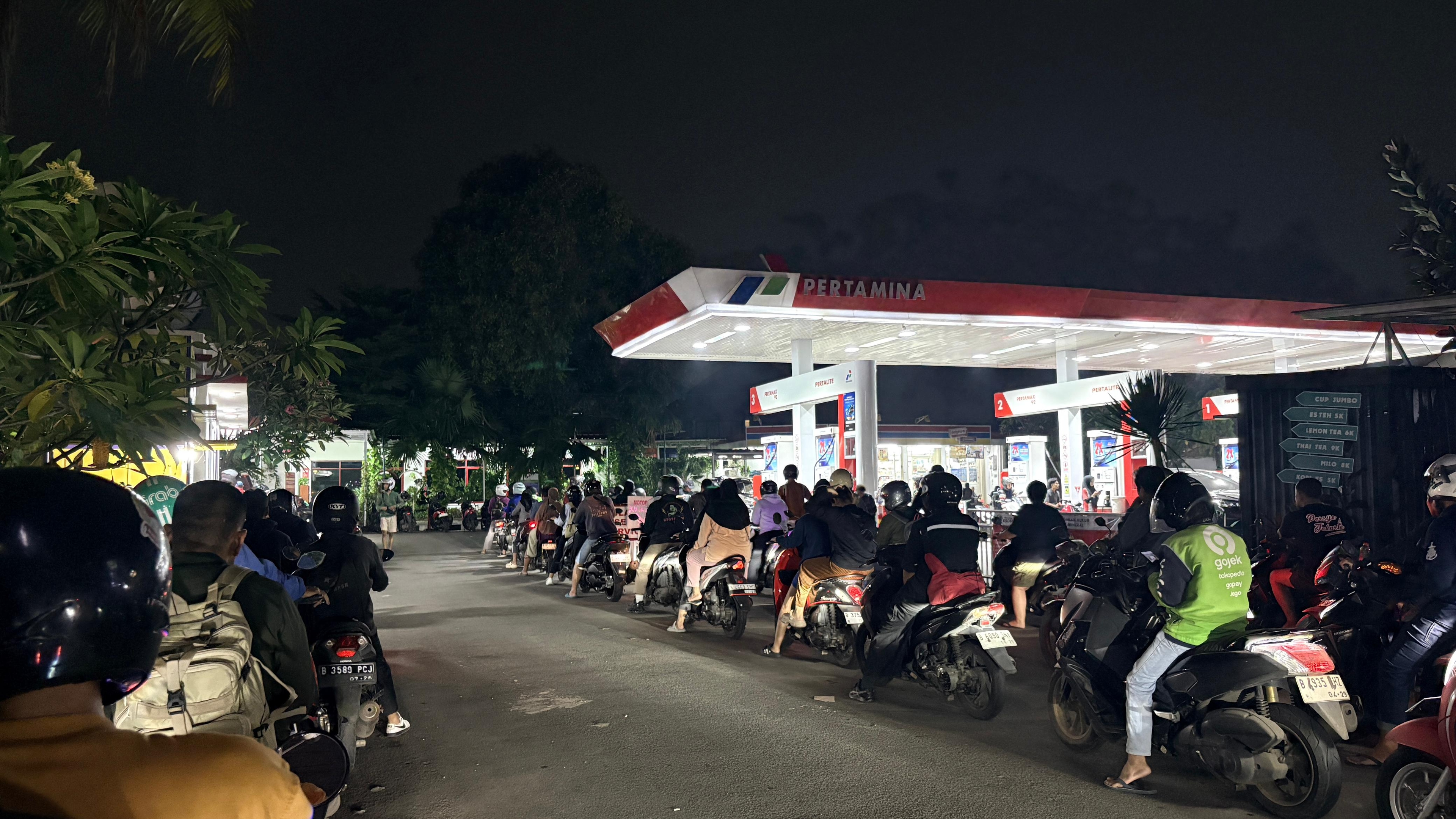 Isu Harga BBM Naik Bikin Warga Panik, Antrean Mengular di SPBU