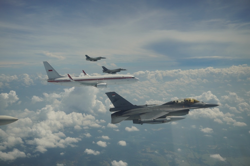 HUT TNI AU, Presiden Prabowo Dikawal Empat Pesawat Tempur F-16 dan Dua T50 Golden Eagle