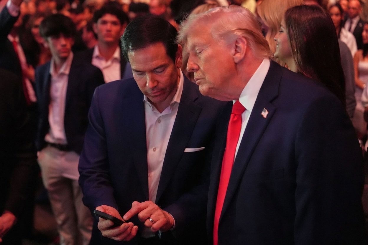 Donald Trump Nonton UFC di Tengah Delegasinya Negosiasi dengan Iran