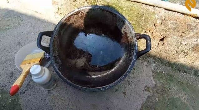 Panduan Lengkap Membersihkan Kerak Hitam di Panci Gosong Tanpa Perlu Sikat Keras