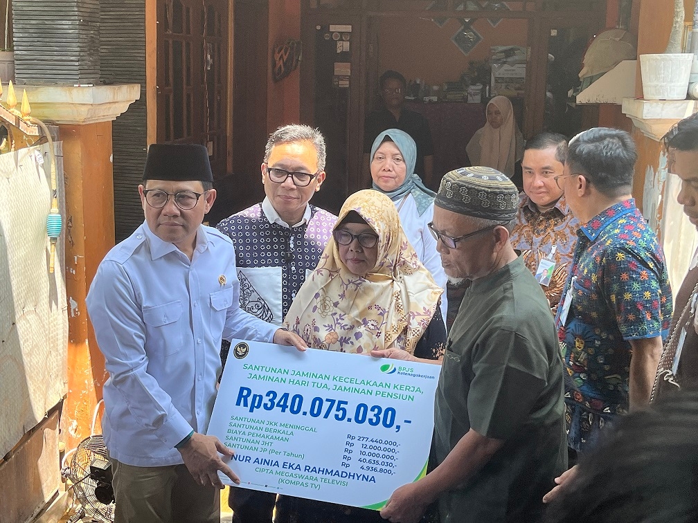 Bukti Kehadiran Negara, Menko PM Serahkan Manfaat BPJS Ketenagakerjaan untuk Korban Kecelakaan Kereta