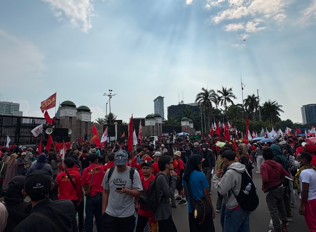 Buruh Padati Gedung DPR RI di Peringatan May Day, Lalu Lintas Dialihkan