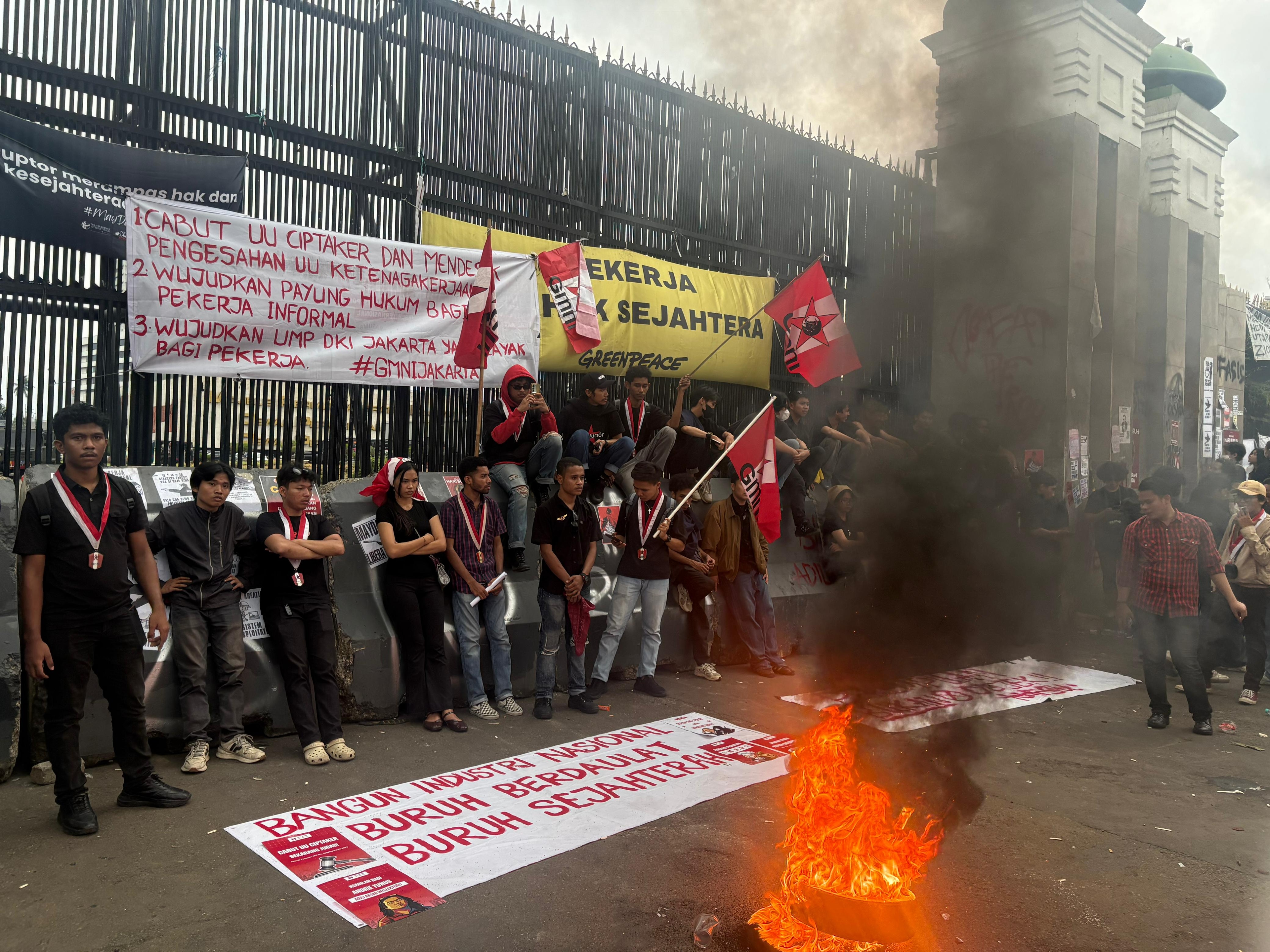 Aksi May Day di Gedung DPR Memanas, Massa Mulai Bakar Ban
