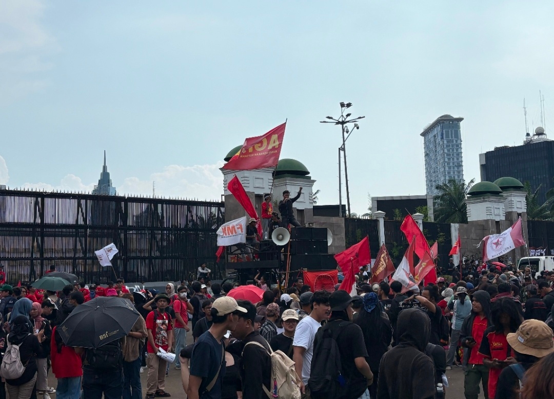 Ribuan Massa Buruh Unjuk Rasa di Depan DPR/MPR RI, Polisi Pastikan Situasi Kondusif