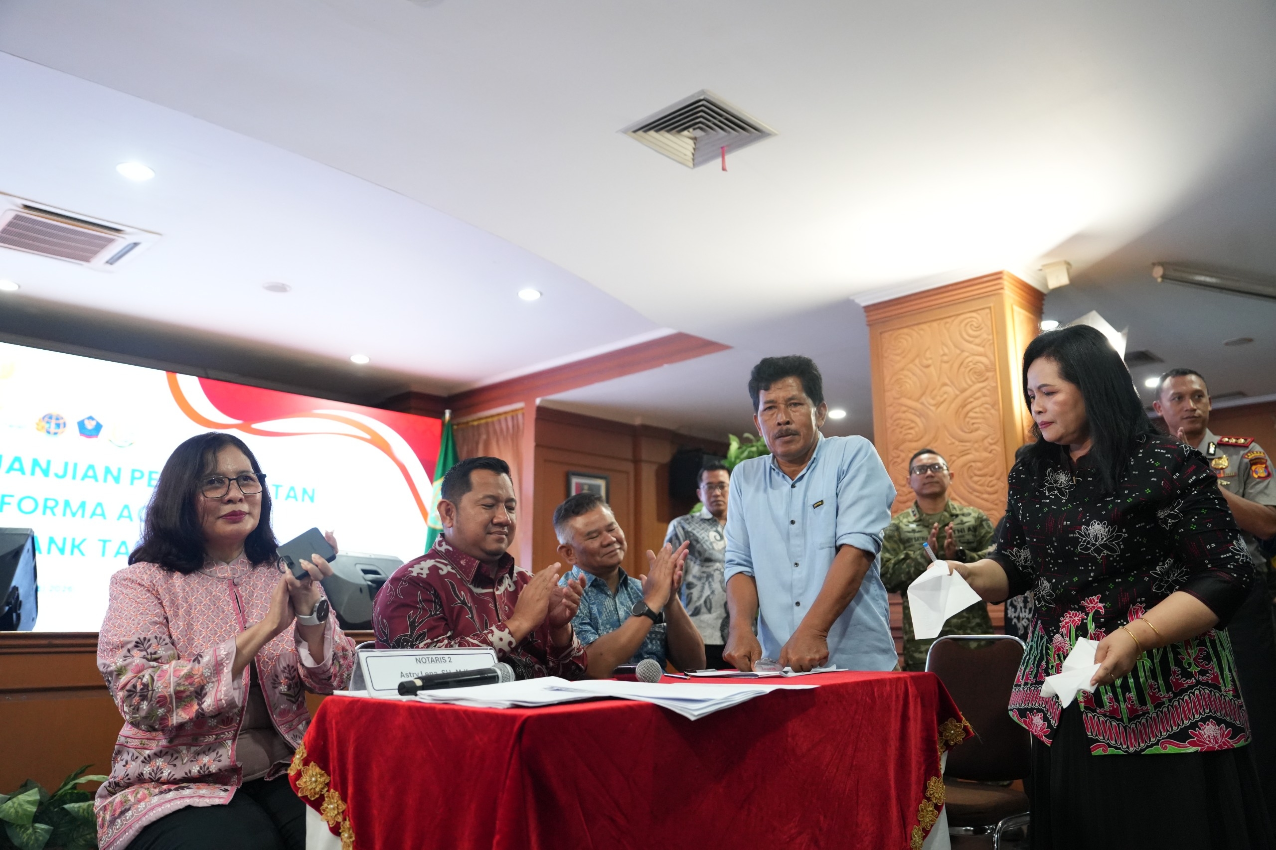 Ratusan Warga Penajam Paser Utara Terima Legalitas Lahan dari Badan Bank Tanah