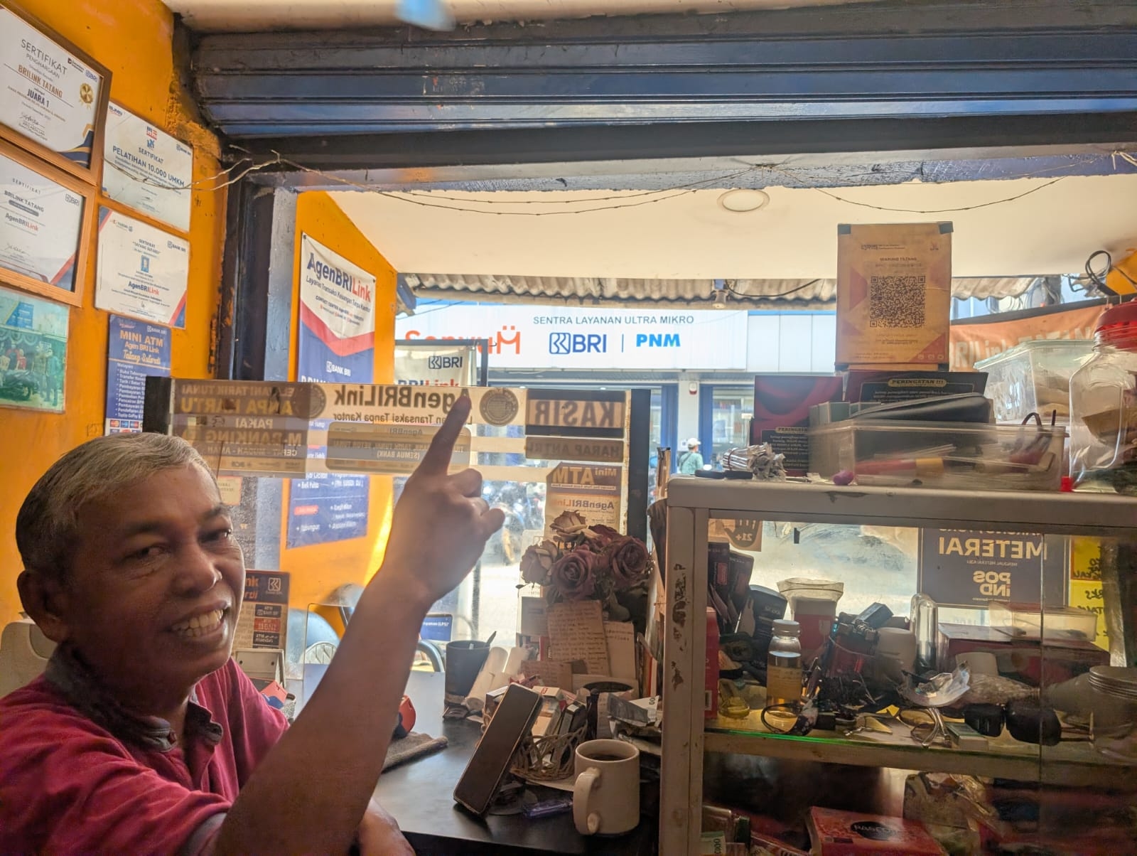 Tatang, Perantau Asal Kuningan Sukses Jadi Agen BRILink Jawara dari Awalnya Jualan Rokok Gerobakan