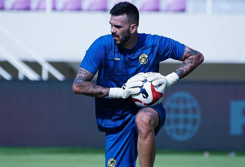 Resmi, Arema Lepas Penjaga Gawang Asal Brasil Lucas Frigeri