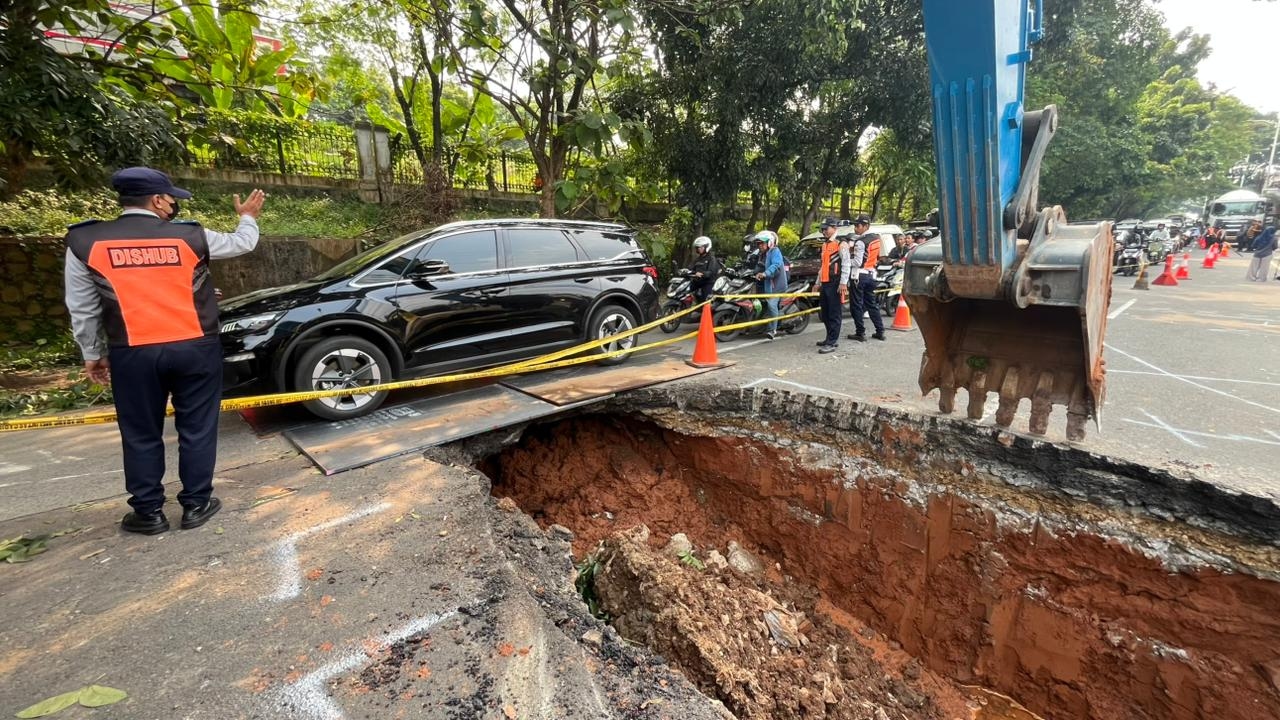 Jalan Raya Lenteng Agung Amblas, Dinas SDA Jakarta Pasang Pelat Baja 