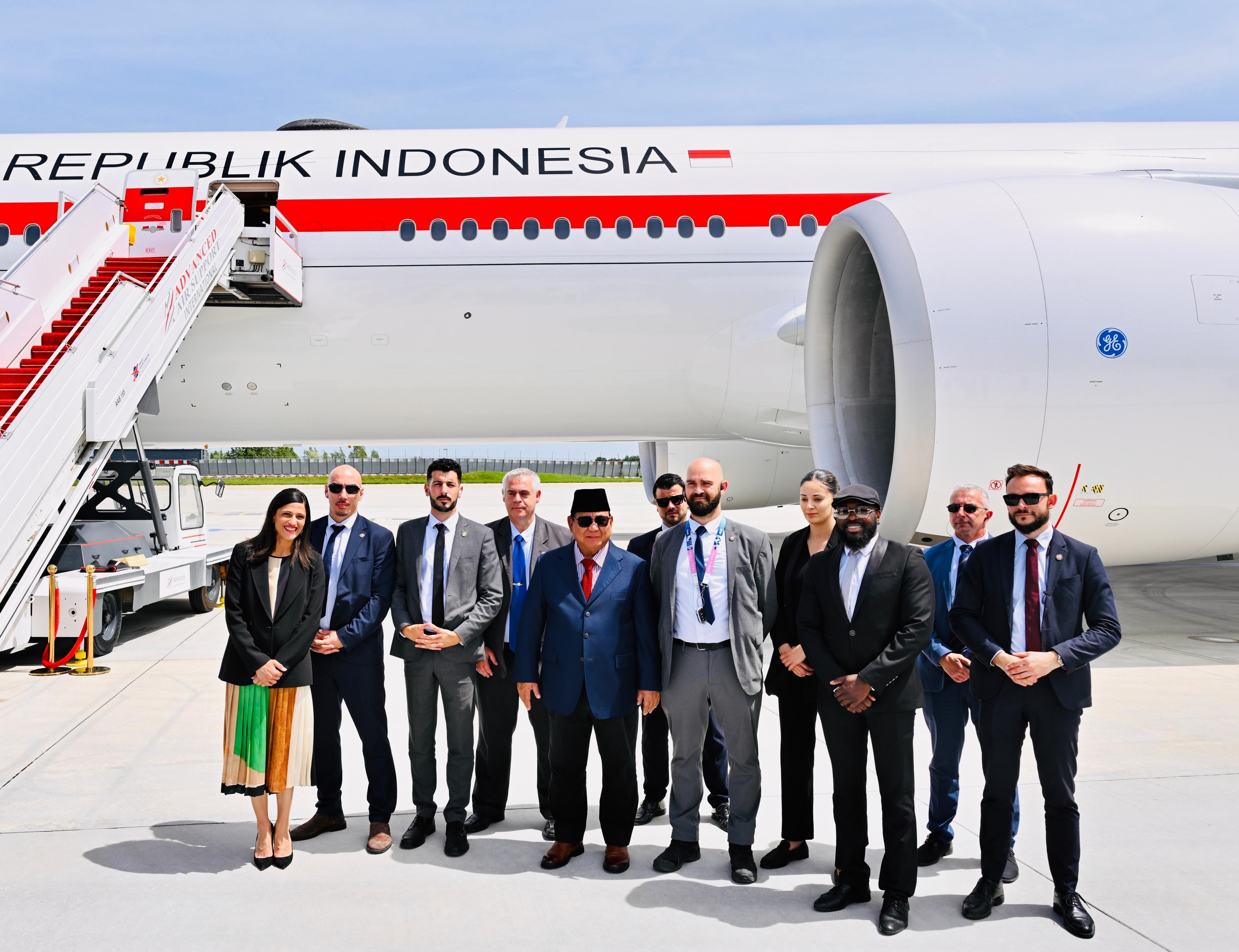 Momen Hangat Prabowo di Paris, Sempat Foto Bareng Pengawal Prancis Sebelum Pulang ke RI