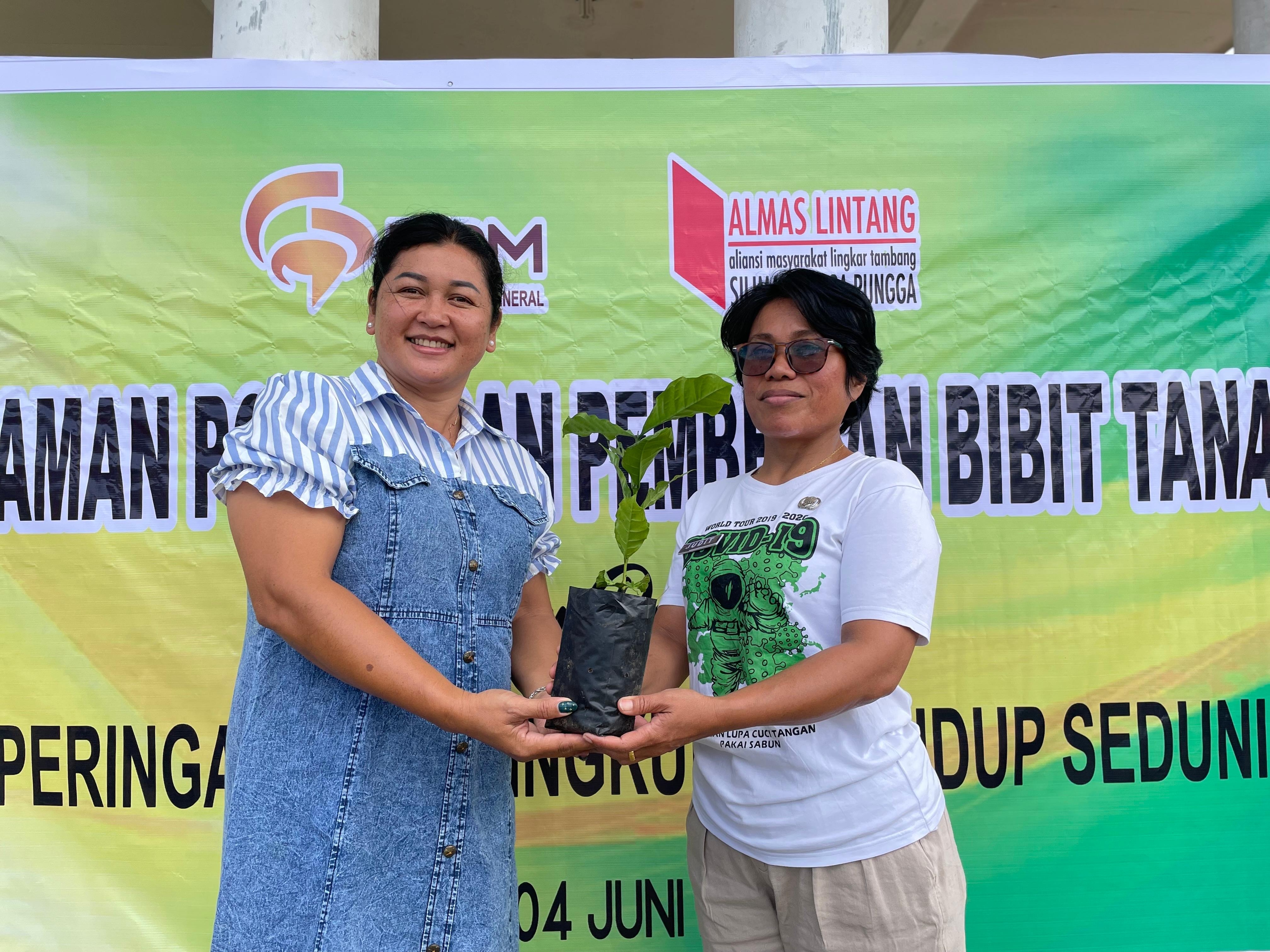 Sambut World Environment Day, PT DPM Serahkan Bibit Kopi dan Kemiri ke Petani
