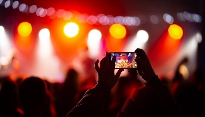 10 Barang yang Wajib Dibawa Saat Nonton Konser di GBK agar Tetap Nyaman dan Aman