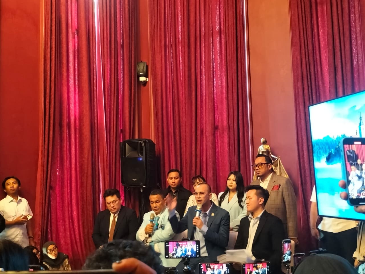 Disebut dalam Sidang Penyelundupan, Raffi Ahmad Buka Suara: Cuma Foto di Depan Toko!