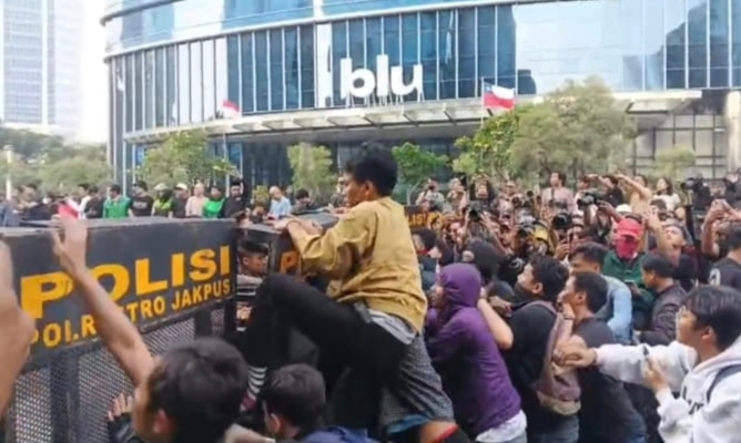Massa Unjuk Rasa Kembali Tertahan di MH Thamrin, Polisi Pasang Pagar Besi di Badan Jalan