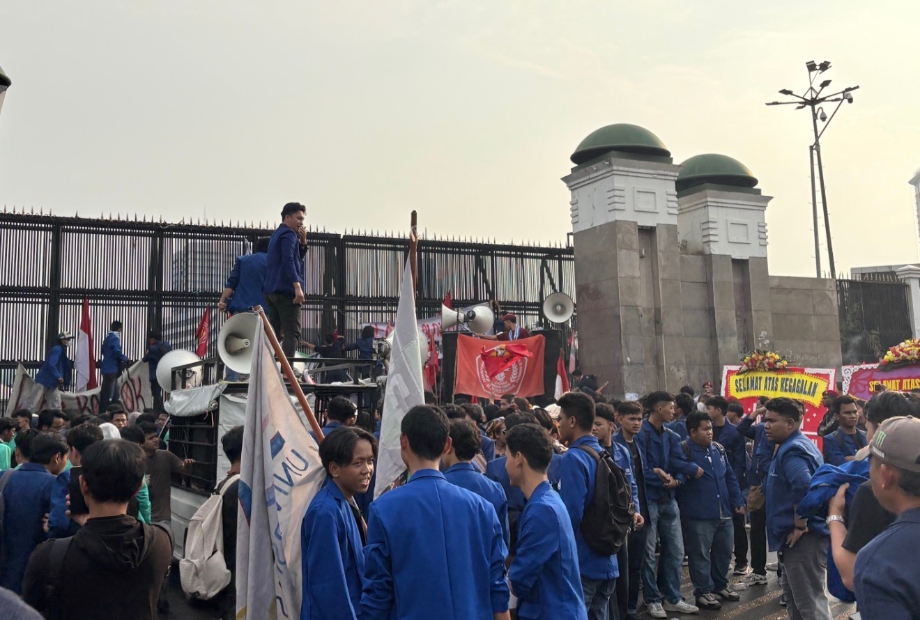BEM SI Demo di DPR, Bawa Karangan Bunga untuk Pemerintah dan DPR RI