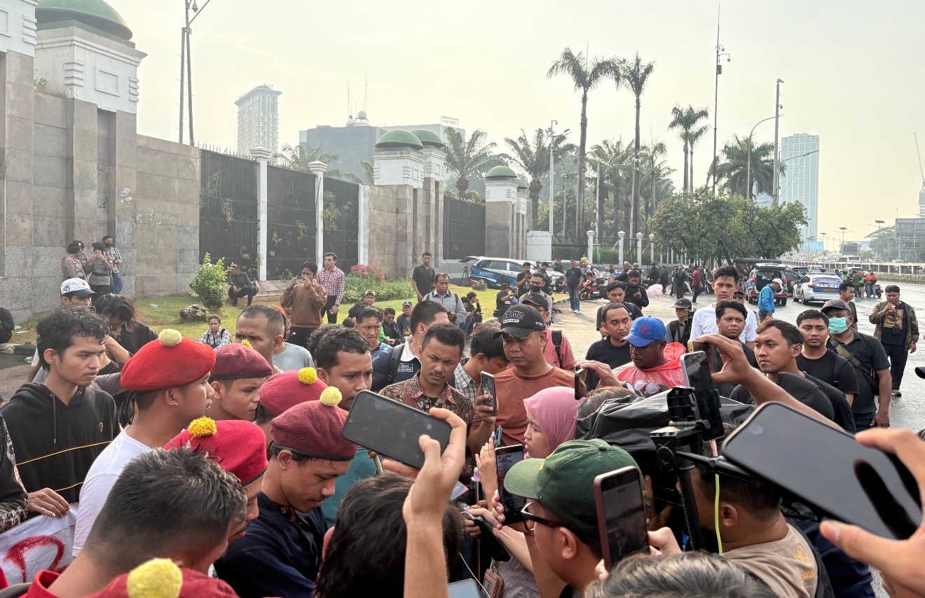 Mahasiswa dan Polisi Sempat Saling Dorong di Depan DPR Saat Aksi Demonstrasi