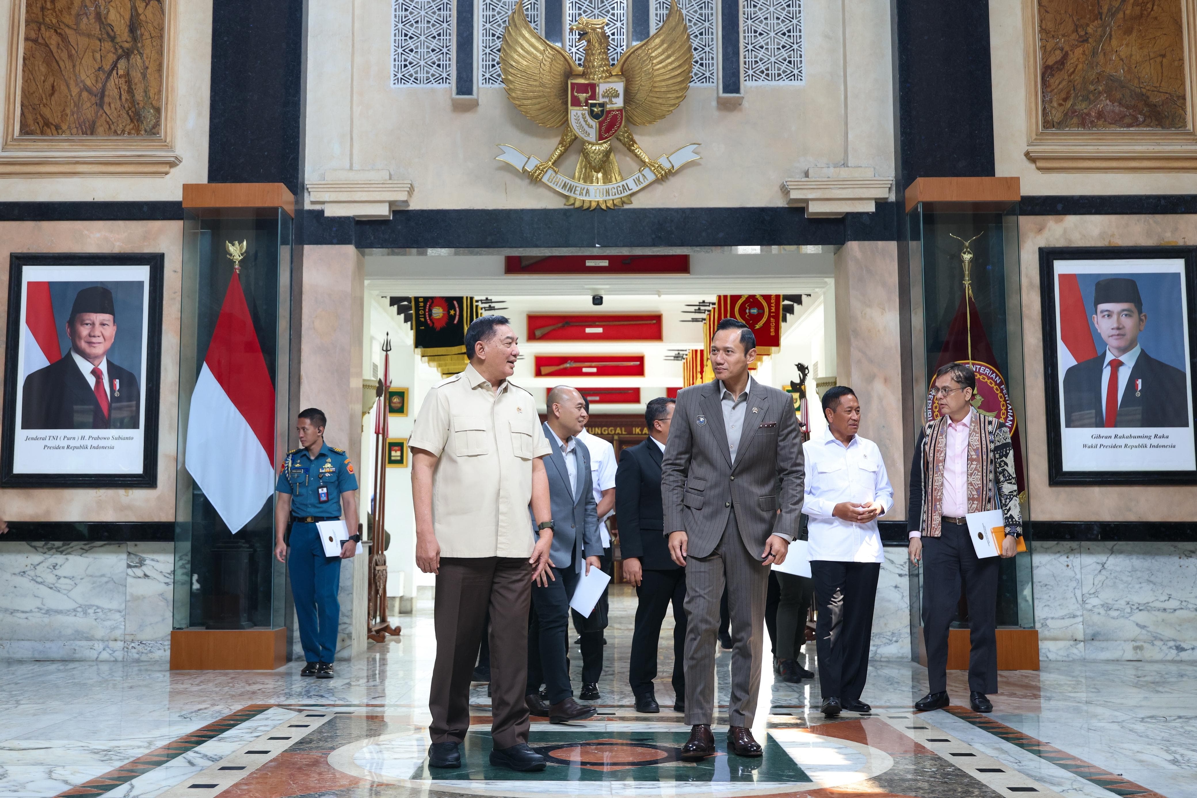Penuh Senyum dan Super Akrab, Menhan Sjafrie dan Menko AHY Ketemuan Bahas Nasib Langit Indonesia