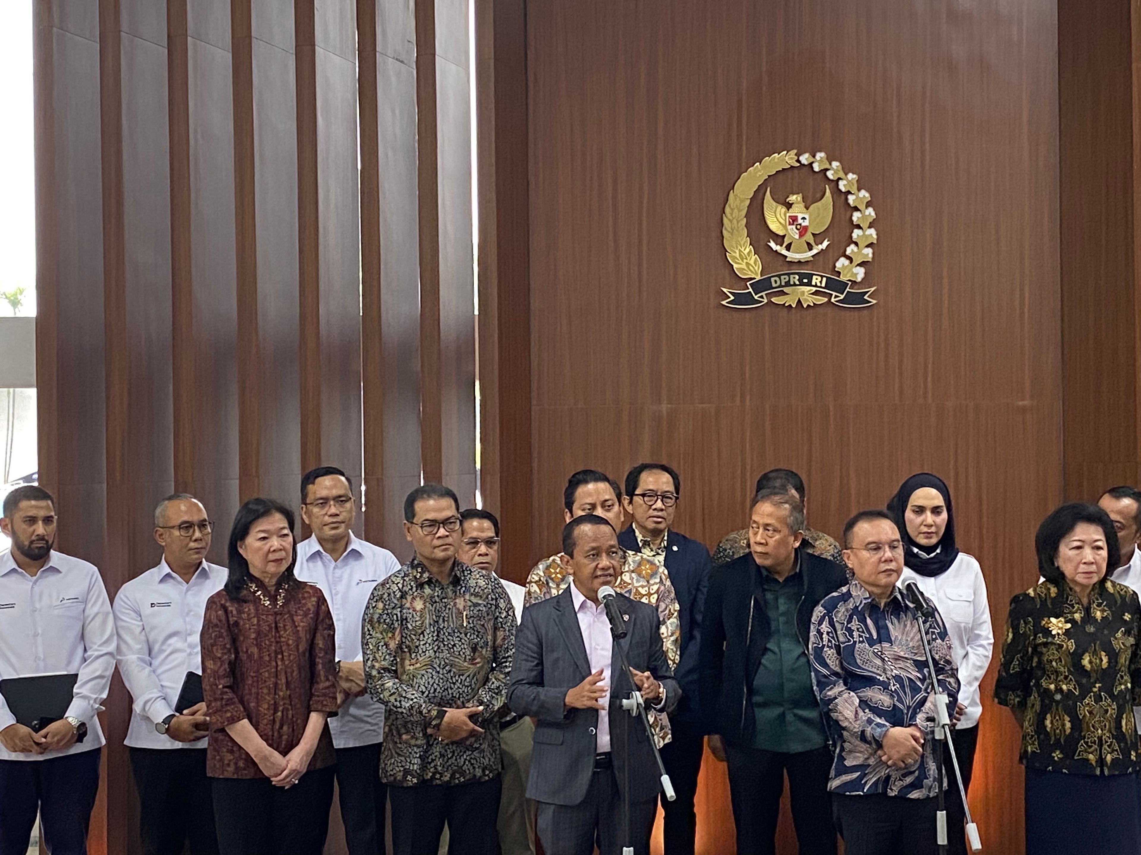 Menteri Bahlil Ungkap Alasan Harga LNG Industri Dipangkas Jadi USD13