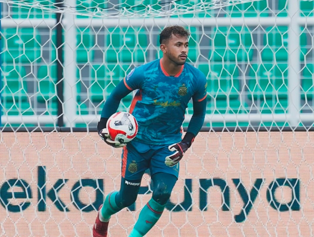 Aqil Savik Siap Perketat Persaingan di Bawah Mistar Persija Jakarta