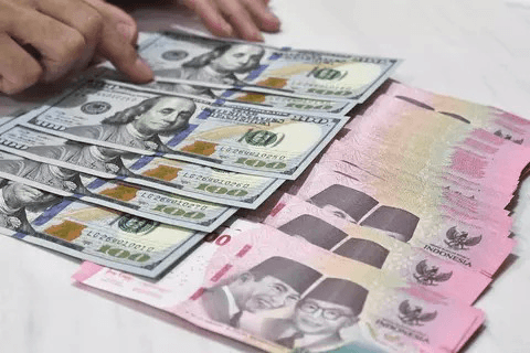 Rupiah Ditaksir Lanjutkan Pelemahan ke Rp17.750