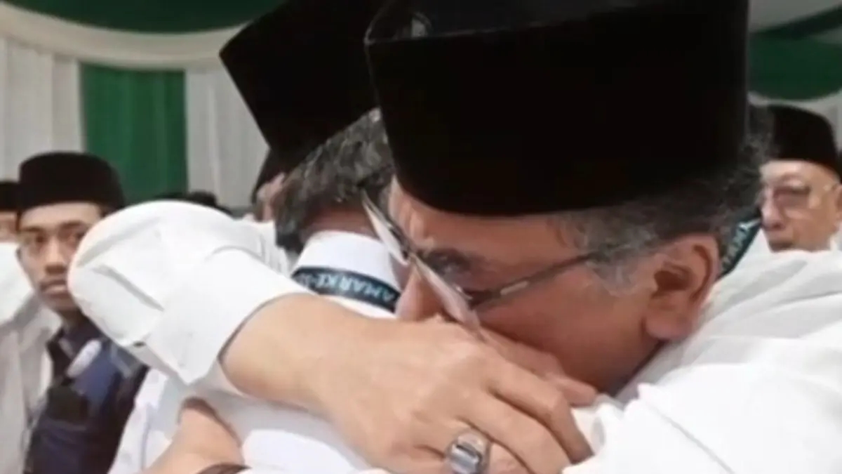 LPJ Diterima Muktamar NU, Gus Yahya Menangis dan Peluk Amir Said Husni