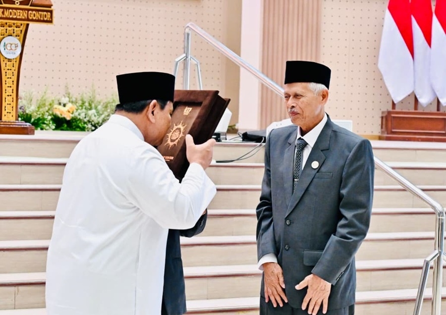Hadiri Syukuran 100 Tahun, Prabowo Terima Mushaf Al-Qur'an Gontor dan Buku Gontor untuk Indonesia