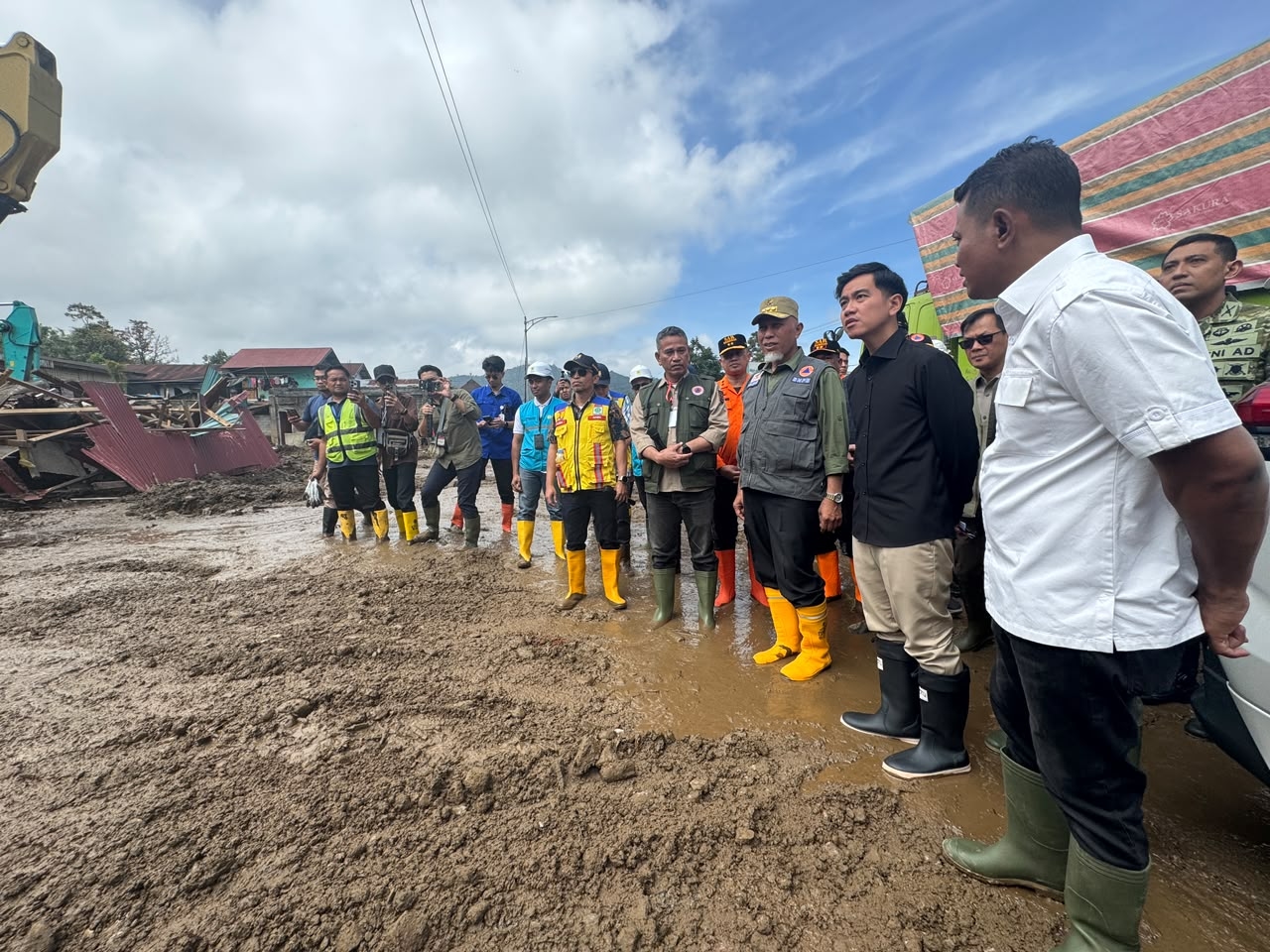 Gibran Dorong Percepatan Perbaikan Akses dan Layanan Publik Terdampak Banjir di Solok