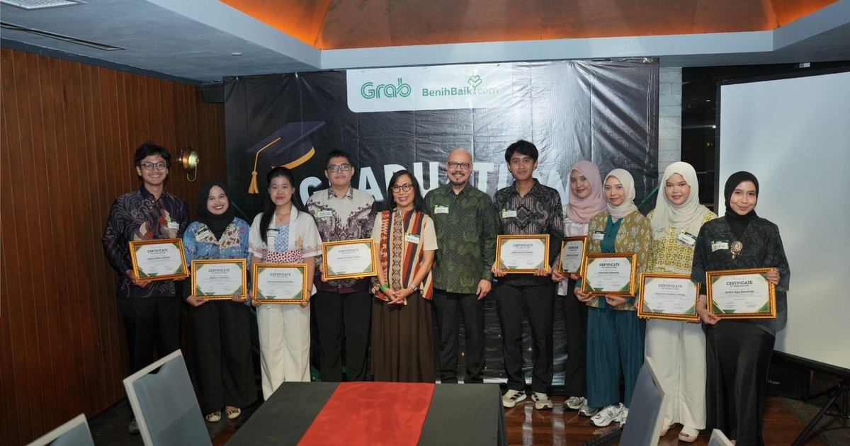 11 Penerima GrabScholar Lulus Tepat Waktu, Mayoritas Cum Laude