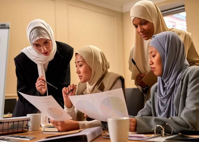 Menjaga Lisan dan Sikap di Era Digital: Panduan Adab Rapat dan Berbicara Menurut Al-Qur'an