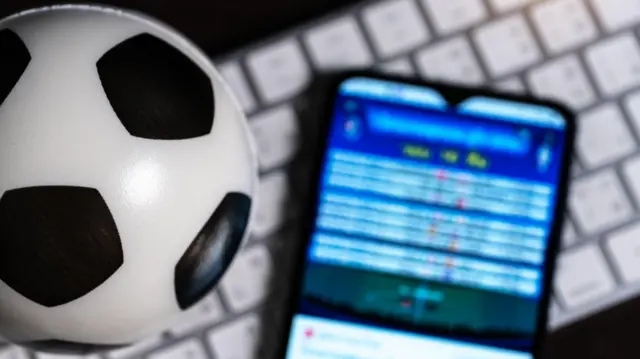 Hukum Merayakan Kemenangan Sepak Bola dengan Judi dan Miras dalam Islam
