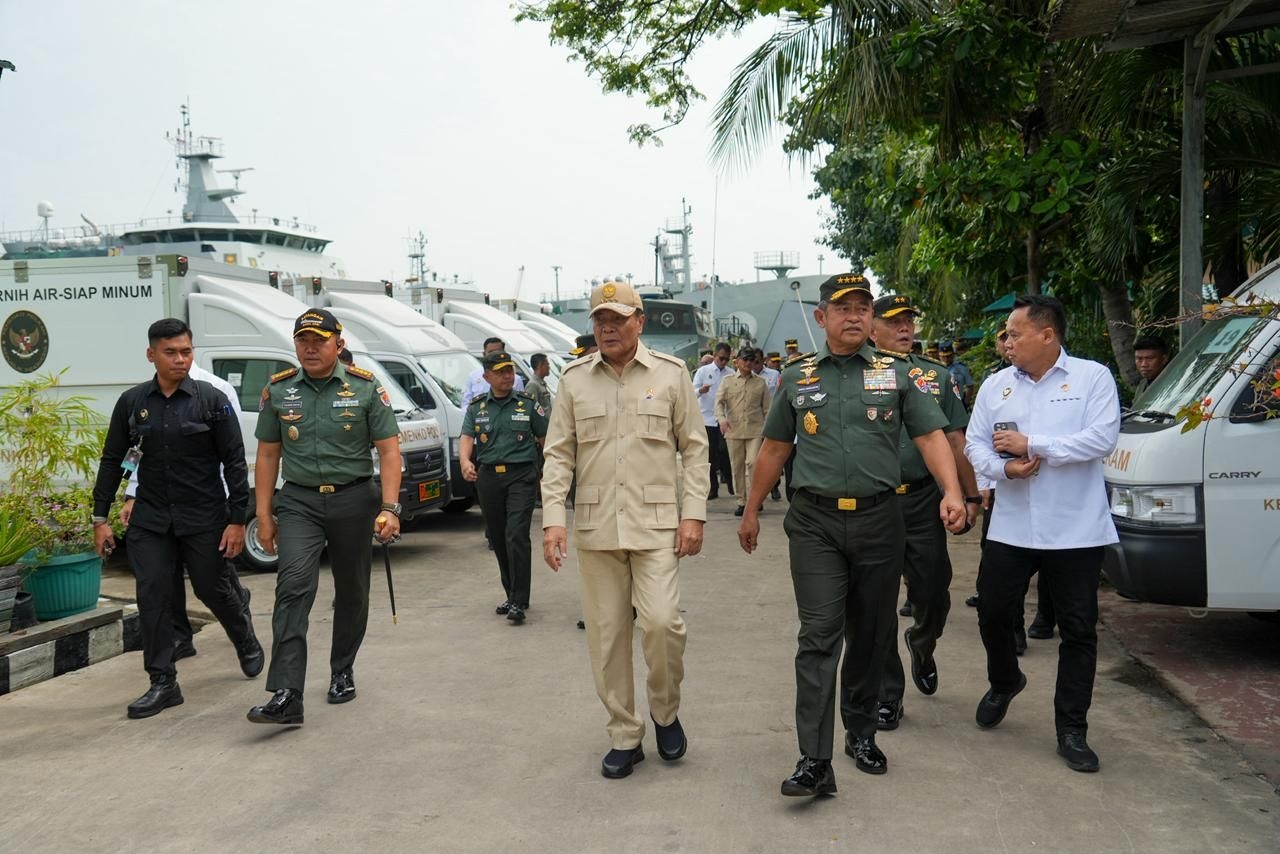 Kemenko Polkam Kirim Bantuan 20 Mobil Penjernih Air untuk Korban Bencana Sumatera