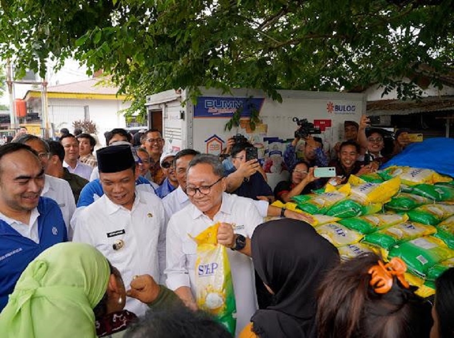Emak-Emak Di Pekanbaru Dapat Beras Gratis Dari Zulhas: Terima Kasih Pak Menteri