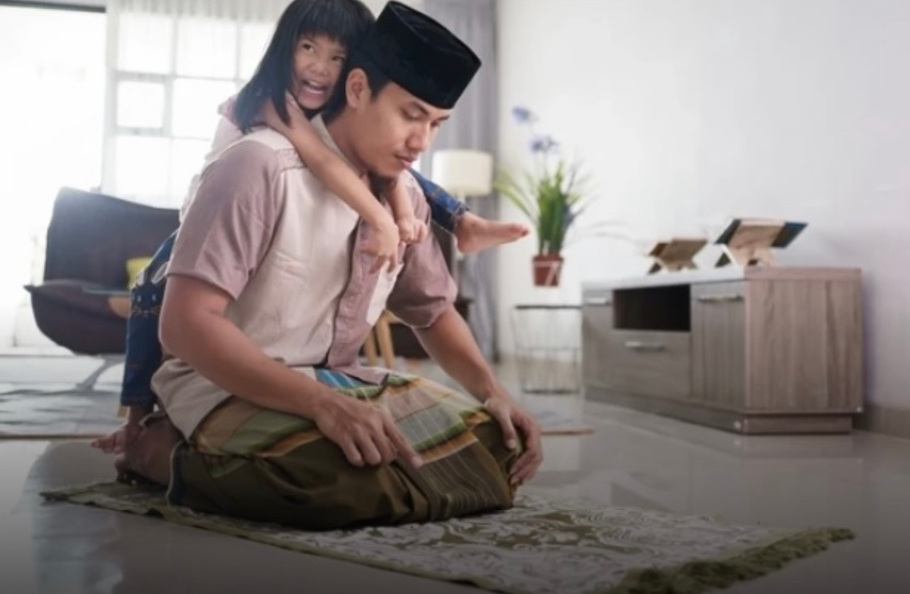 Hukum Salat Sambil Menggendong Anak, Apakah Sah?