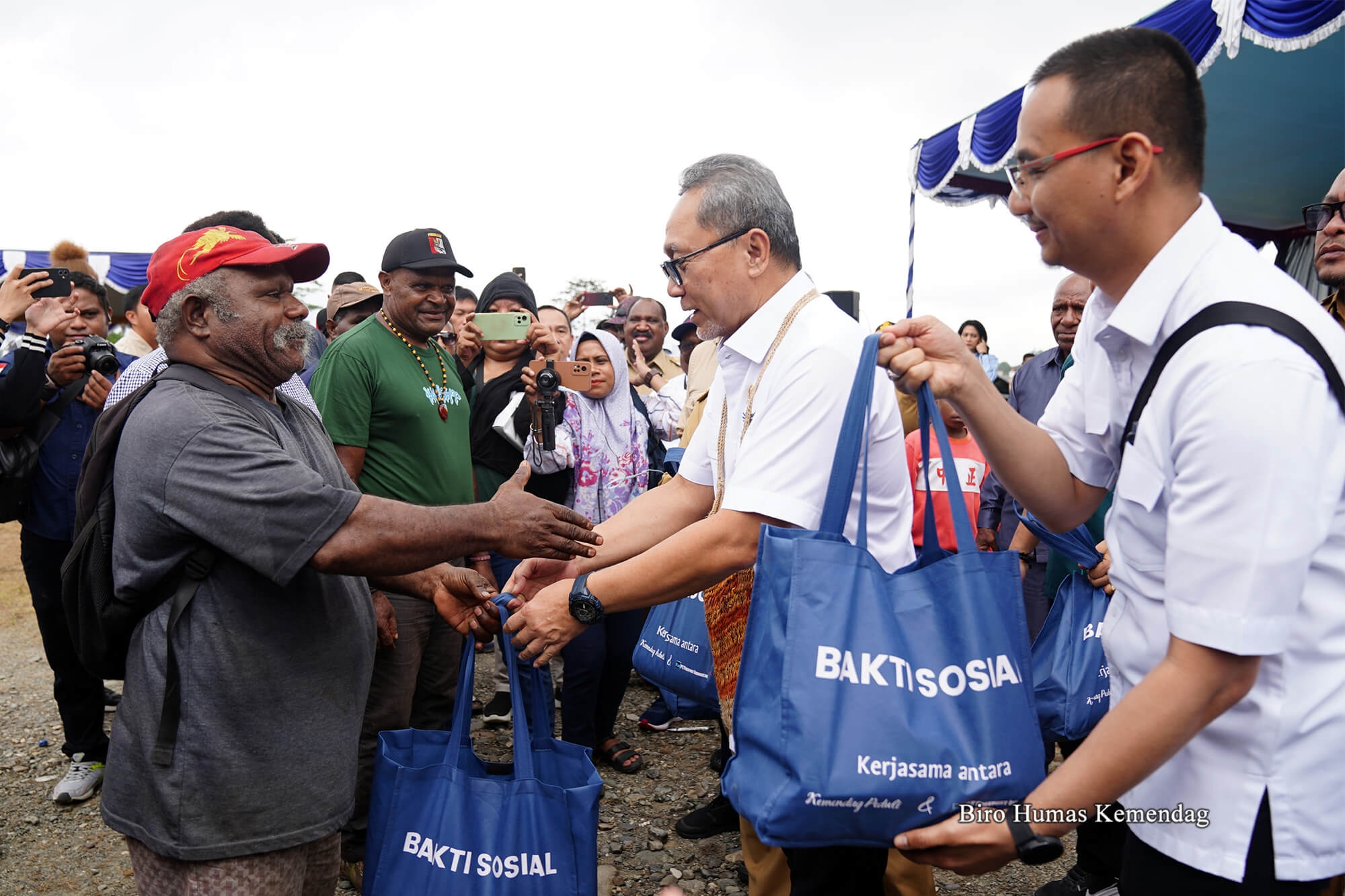 Serahkan Bantuan ‘Kemendag Peduli’ Di Papua Tengah,  Mendag Zulhas: Bukti Negara Hadir