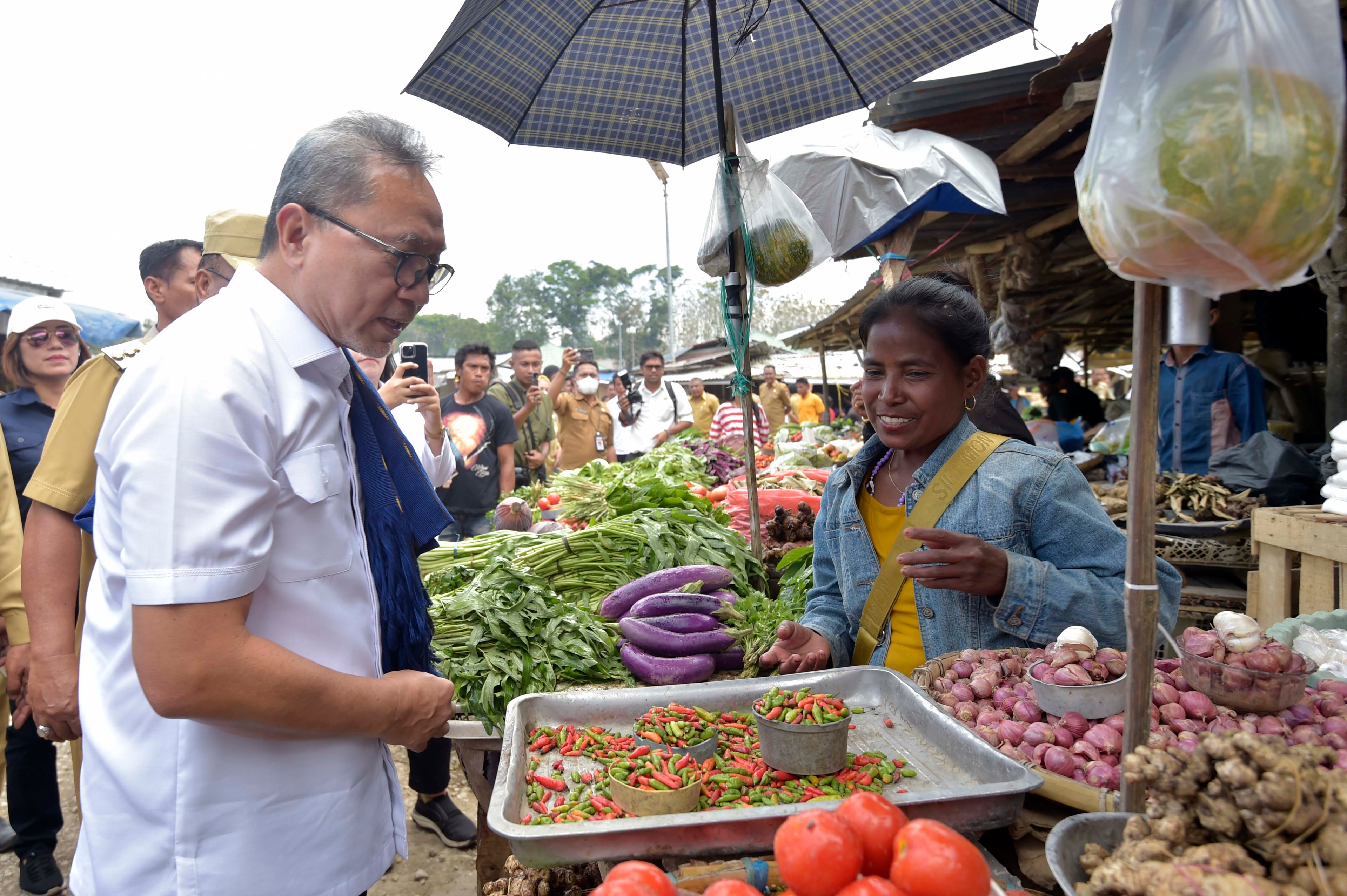 Tinjau Pasar Weekarou Di Sumba Barat, Mendag: Harga Bapok Stabil Dan Pasokan Cukup