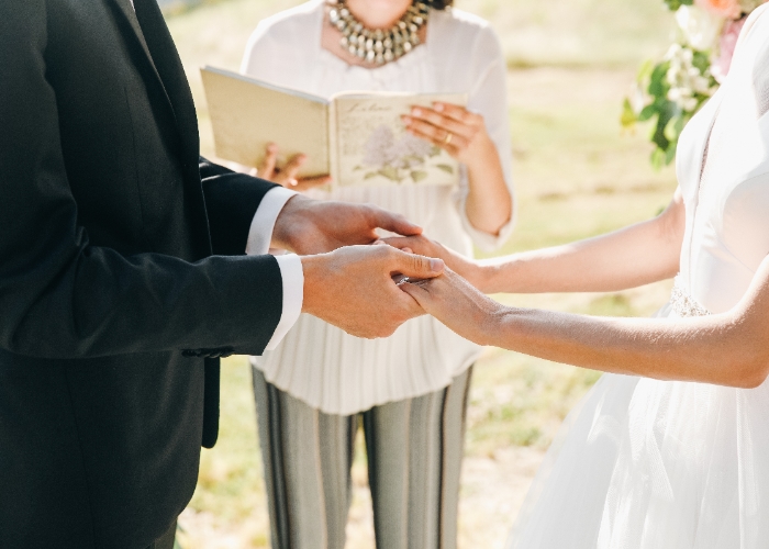 Ini Keuntungan Dan Risiko Nikah Muda