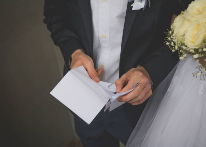 Hukum Memberikan Amplop Uang Untuk Hadiah Pernikahan Dalam Islam