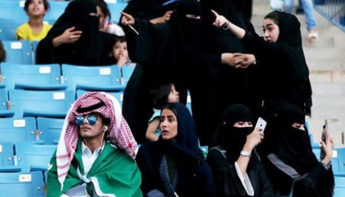 Apakah Perempuan Diperbolehkan Menonton Bola Di Stadion? Inilah Penjelasannya Menurut Perspektif Islam