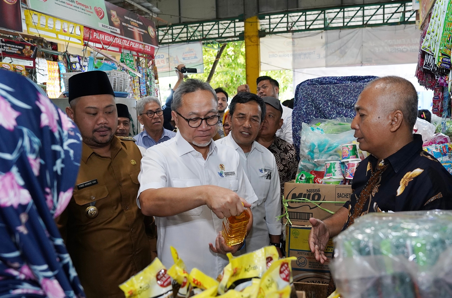Tinjau Pasar Baru Di Gresik Jelang Natal Dan Tahun Baru, Mendag Zulhas: Harga Bapok Cenderung Turun, Pasokan Terjaga
