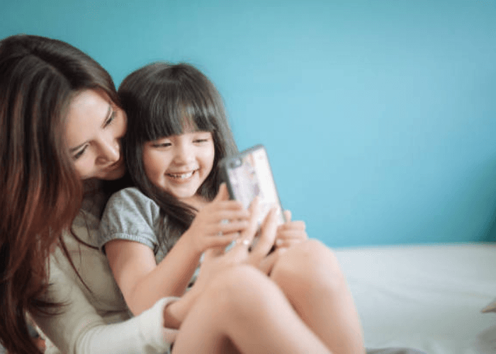 Lebih Banyak Screen Time Ganggu Kualitas Interaksi Anak dan Orang Tua 