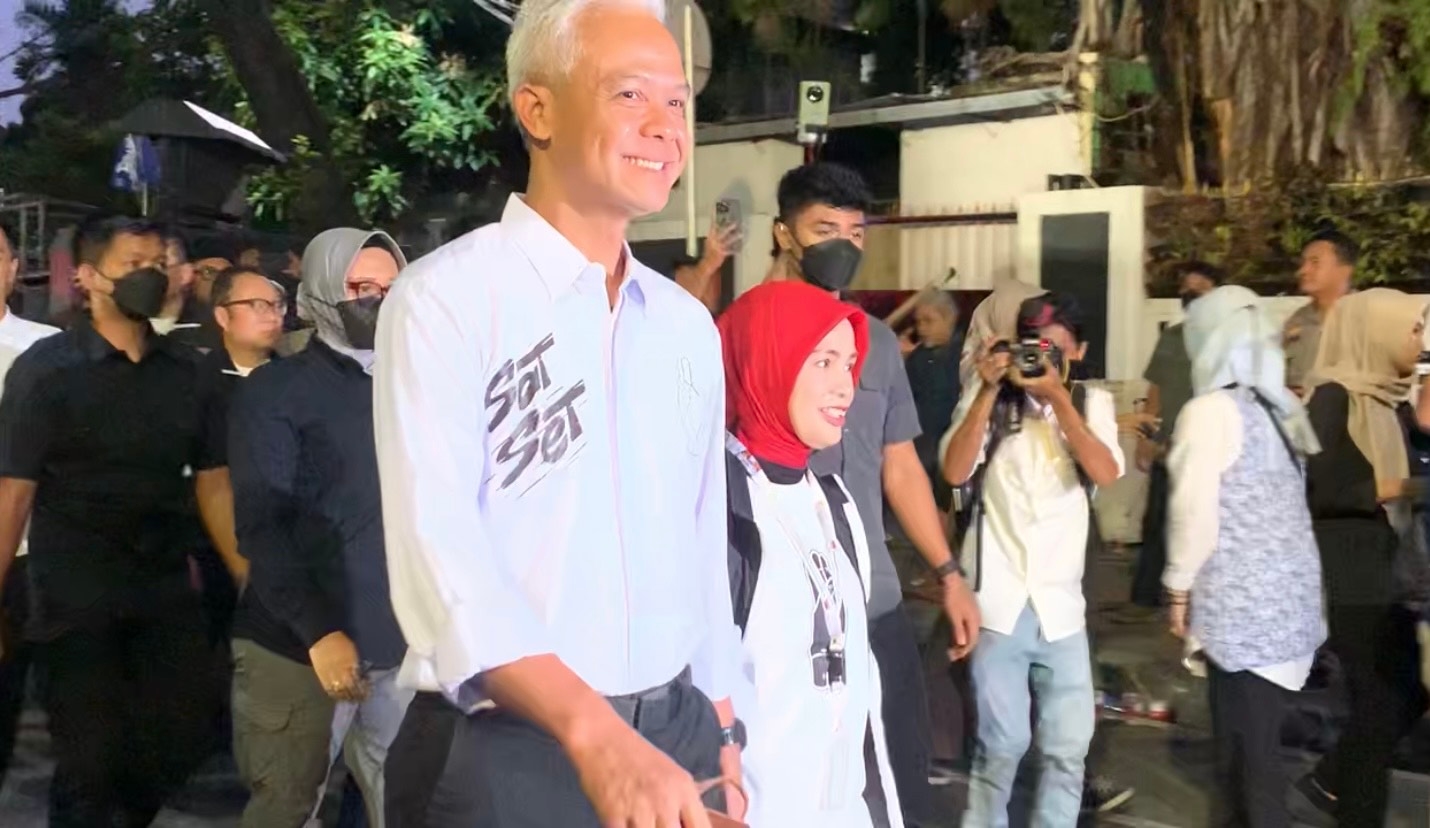 Gandeng Istri, Ganjar Siap Hadapi Debat Capres