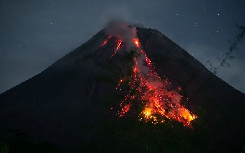 Masih Berstatus Siaga, Gunung Merapi Luncurkan 16 Kali Guguran Lava