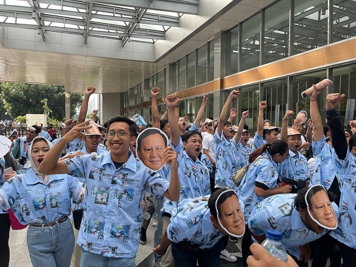 Relawan Prabowo-Gibran Mulai Padati JCC, Bawakan Yel-yel Sindir Pasangan Sebelah