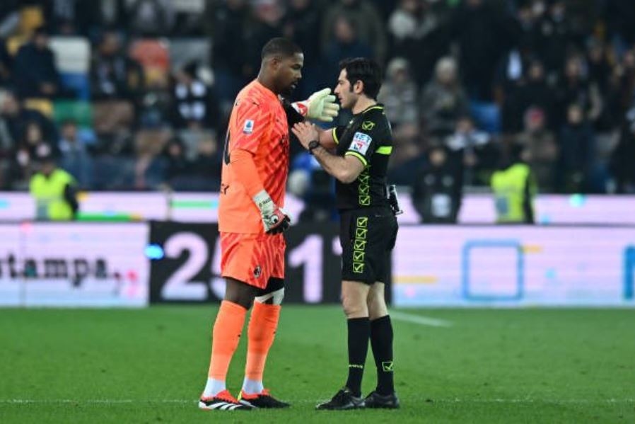 Suporter Pelaku Aksi Rasisme terhadap Mike Maignan Dilarang ke Stadion Seumur Hidup