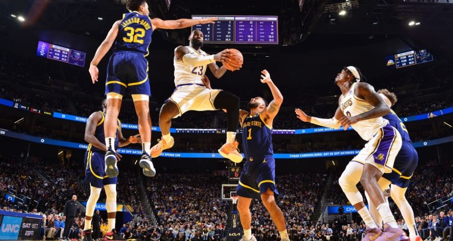 NBA Hari Ini: LeBron James Redam Stephen Curry, Lakers Kalahkan Warriors Lewat Over Time